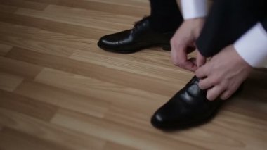 Adam ellerini düğün moda ayakkabıları ipe. Yakın çekim görünümü.