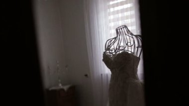 Güzel düğün elbisesi ile vintage manken varoluş görünümünü.