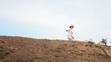 Kayalığın çalıştıran neşeli kadındaki dron yakın çekim manzara. Turizm kavramı.