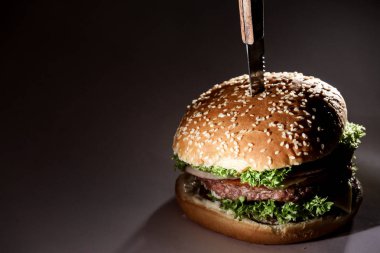 Burger sebze ve et. Bun susam ile. Bu bıçak ile Burger.