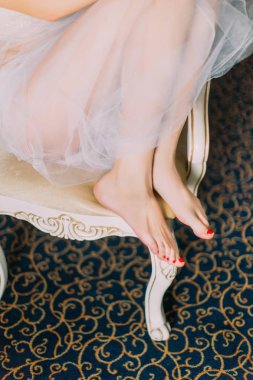 Güzel gelinler bacaklar parlak pedikür ile yakın çekim