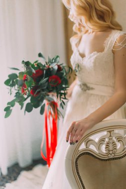  Pencerenin duran gül buketi ile güzel gelin