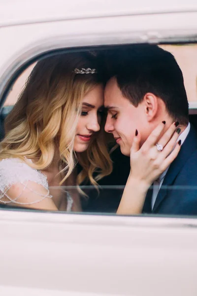 Casal bonito no carro branco do vintage close up — Fotografia de Stock