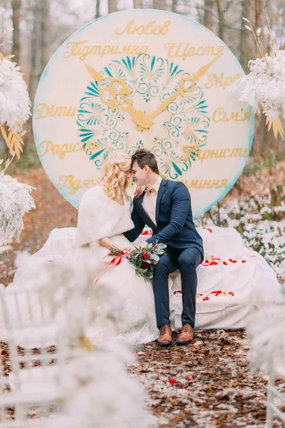 Belo casal feliz suavemente de mãos dadas na cerimônia de casamento na floresta de outono — Fotografia de Stock