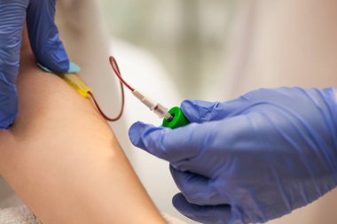 Cilt Bakımı ve tedavisi. Kadın onu kolundan plasmolifting enjeksiyon alıyor demektir. Profesyonel salon. Yüzü yok. Yakın çekim görünümü.