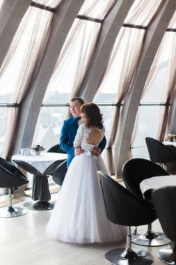 Modern restoran camdan seyir kucaklama newlywesd geri tam uzunlukta fotoğrafı.