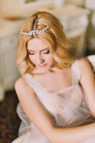 Портрет красивой блондинки невесты в бриллиантовой тиаре крупным планом — стоковое фото