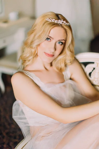Retrato de hermosa novia rubia en diadema tiara y ropa interior blanca — Foto de Stock