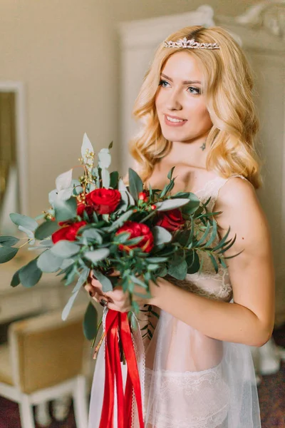 Portrait de mariée blonde sexy en sous-vêtements blancs avec bouquet. Luxueux appartements fond . — Photo