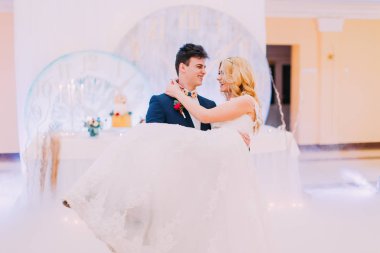 Mutlu genç gelin ve damat dans düğün salonunda