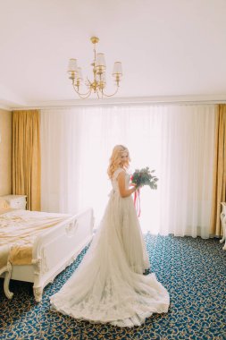 Harika sarışın gelin yatak odasında duran