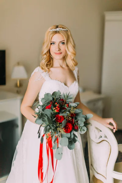 Retrato de noiva loira com buquê de casamento no quarto — Fotografia de Stock