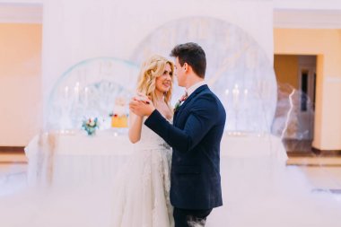 Gelin ve damat incelikle dans mutlu. Düğün kutlama