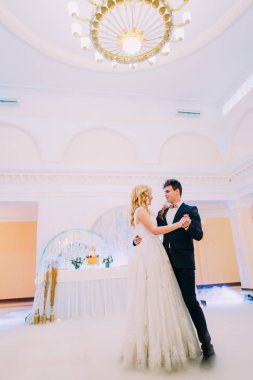 Mutlu genç gelin ve damat dans düğün salonunda