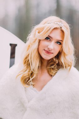 Güzel sarışın gelin portresi kapatın. Arka plan üzerinde sonbahar orman