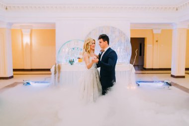 Gelin ve damat incelikle dans mutlu. Düğün kutlama