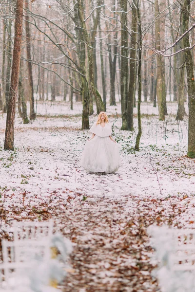 Linda noiva loira posando na floresta de outono. Cadeiras de casamento vintage em primeiro plano — Fotografia de Stock