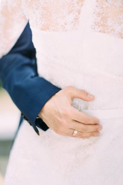 Damadın gelini arkasında el.