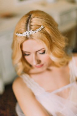 Elmas taç güzel sarışın gelin portresi yakın çekim