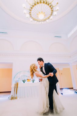 Mutlu genç gelin ve damat dans düğün salonunda