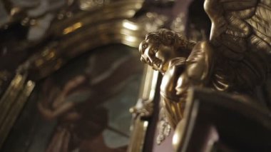 Barok kilisenin melek altın heykel dekorasyon.