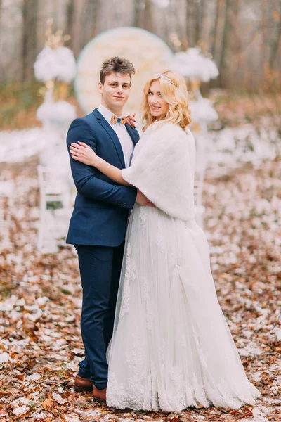 Vackra lyckliga paret på vigseln i höst skog — Stockfoto