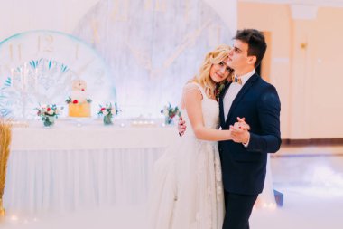 Mutlu genç gelin ve damat dans düğün salonunda