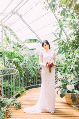 Hassas gelin bir kenara arıyor. Sera yeri.