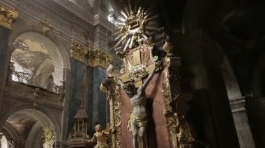 Güzel Gotik Kilisesi bakış altın heykeller ile dekore edilmiştir. Güneş çatı yuvarlak pencerelerden kırılıyor. Tarihi mimarisi.