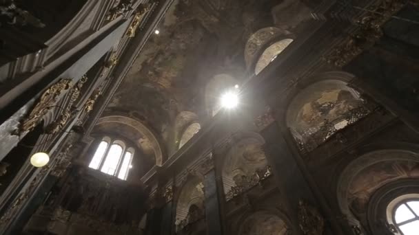 Architektura starego gotyckiego kościoła. Słońce jest łamanie przez okrągłe okna na dachu. — Wideo stockowe