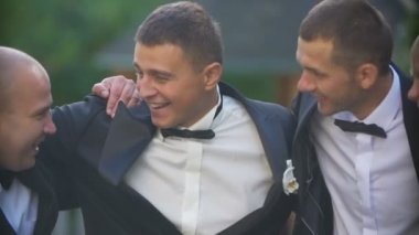 Damat ve mutlu bir şekilde yürüyüş sırasında konuşurken üç en iyi adamları yakın çekim çekim.