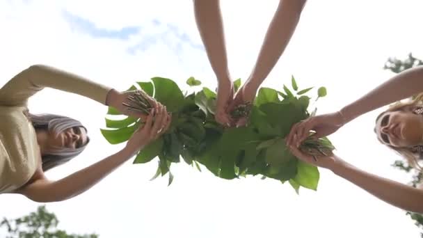 Vista hacia arriba en tres damas de honor atractivas que sostienen los ramos de boda en el centro . — Vídeos de Stock