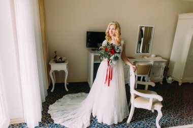 Güzel sarışın gelin düğün buket lüks daireler ile