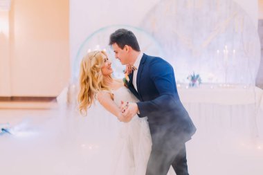 Gelin ve damat incelikle dans mutlu. Düğün kutlama