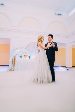 Mutlu genç gelin ve damat dans düğün salonunda