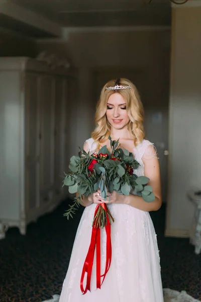 Portrait de belle mariée blonde avec des roses rouges dans la chambre — Photo