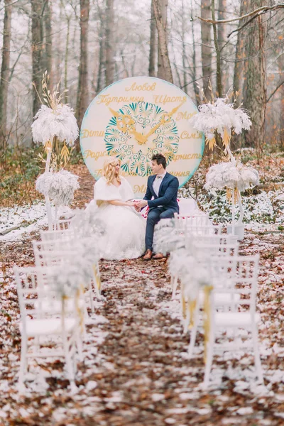 Belo casal feliz na cerimônia de casamento na floresta de outono — Fotografia de Stock