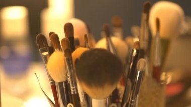 Profesyonel makyaj fırçaları ve diğer araçlar kümesi görünümünü yakın çekim soyunma odasında masada. Moda endüstrisi. Kimse.