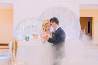 Gelin ve damat incelikle dans mutlu. Düğün kutlama