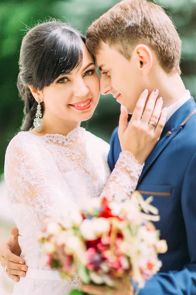 Sensível close-up ao ar livre retrato dos recém-casados sorridentes . — Fotografia de Stock