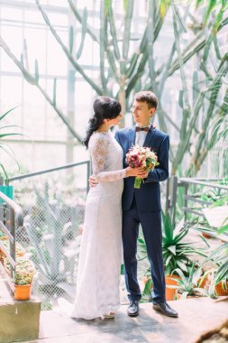 Serada vakit neşeli yeni evliler tam uzunlukta portresi.