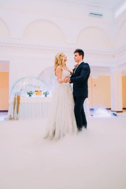 Mutlu genç gelin ve damat dans düğün salonunda