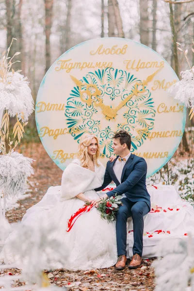 Belo casal feliz na cerimônia de casamento na floresta de outono — Fotografia de Stock