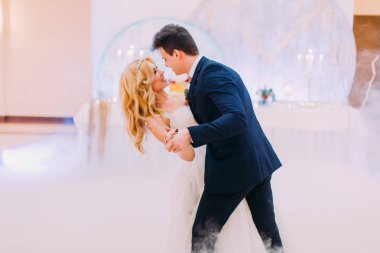 Gelin ve damat incelikle dans mutlu. Düğün kutlama