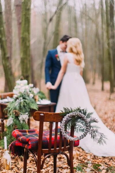 Casal bonito posando perto da mesa vintage na floresta de outono — Fotografia de Stock