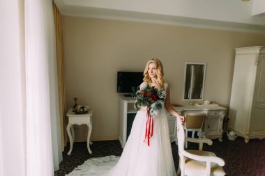 Güzel sarışın gelin düğün buket lüks daireler ile.