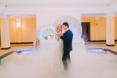 Gelin ve damat incelikle dans mutlu. Düğün kutlama