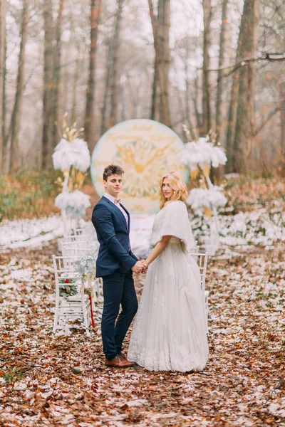 Hermosa pareja feliz en la ceremonia de boda en el bosque de otoño — Foto de Stock