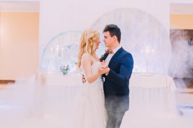 Gelin ve damat incelikle dans mutlu. Düğün kutlama