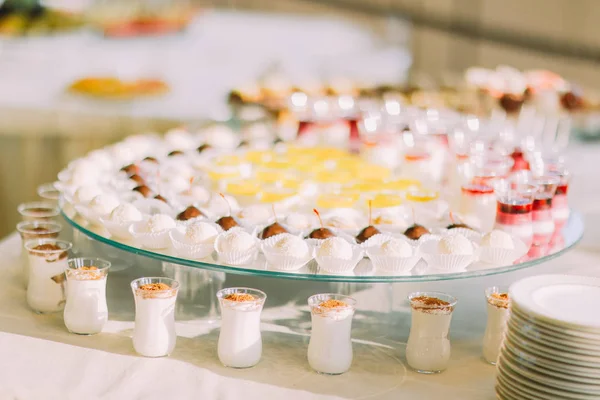 La foto de la mesa con pasteles de boda de otro lado —  Fotos de Stock